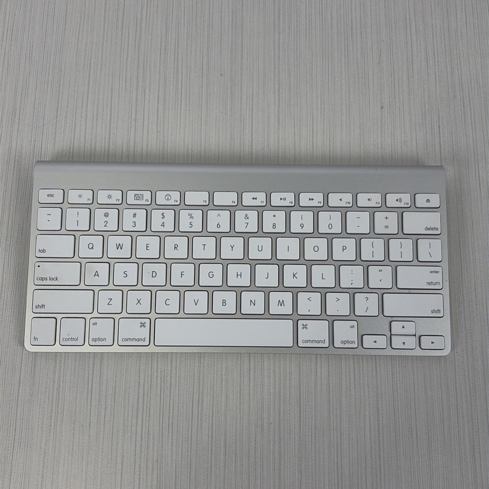 Apple A1314 Bluetooth  Wireless Keyboard - MC184LL/B gray tested working great.